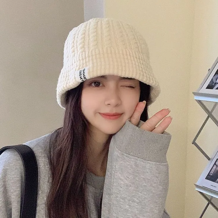 Ảnh gái xinh đội mũ thể hiện vẻ đẹp trẻ trung, năng động