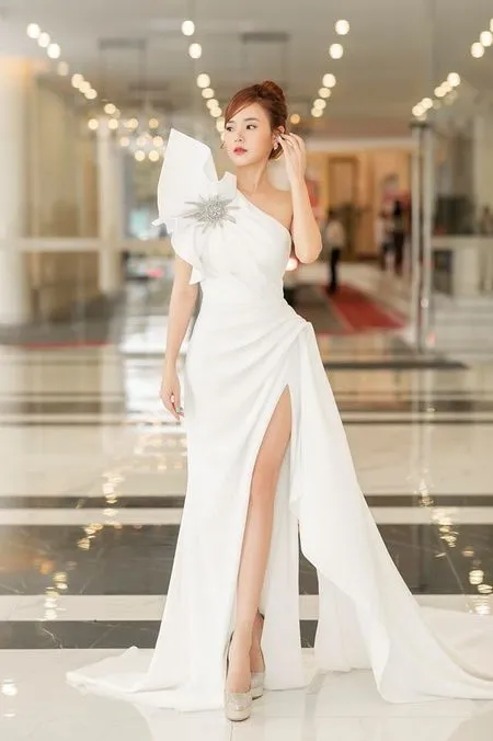 Váy trắng 2 dây thể hiện vẻ đẹp đơn giản nhưng đầy ấn tượng