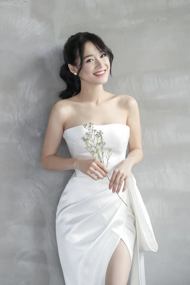 Váy trắng xinh đẹp mặc định tạo vẻ đẹp tinh khôi và duyên dáng