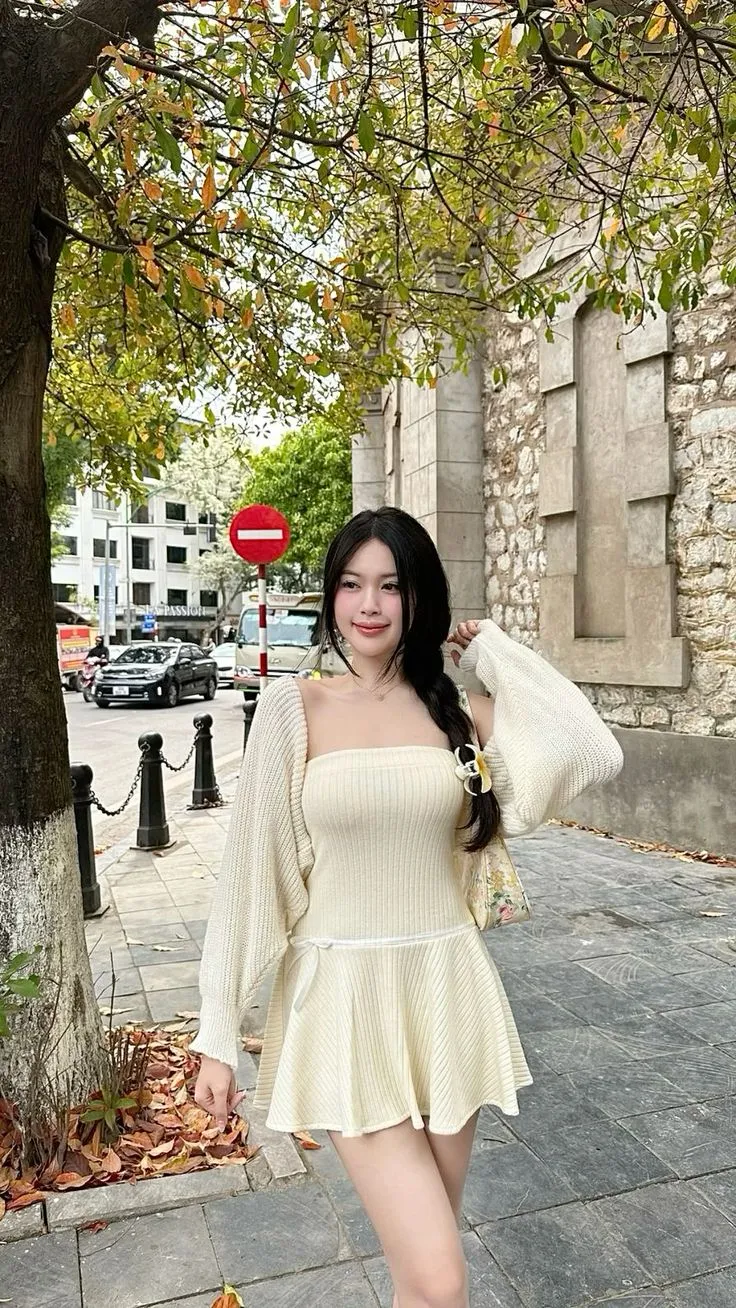 Gái xinh mặc áo hai dây, tạo ấn tượng bởi vẻ đẹp tự nhiên, cuốn hút