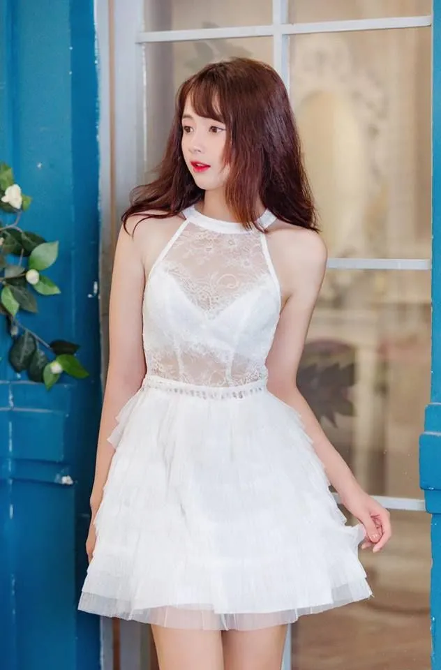 Gái xinh mặc váy trắng che mặt với nét đẹp bí ẩn và nhẹ nhàng