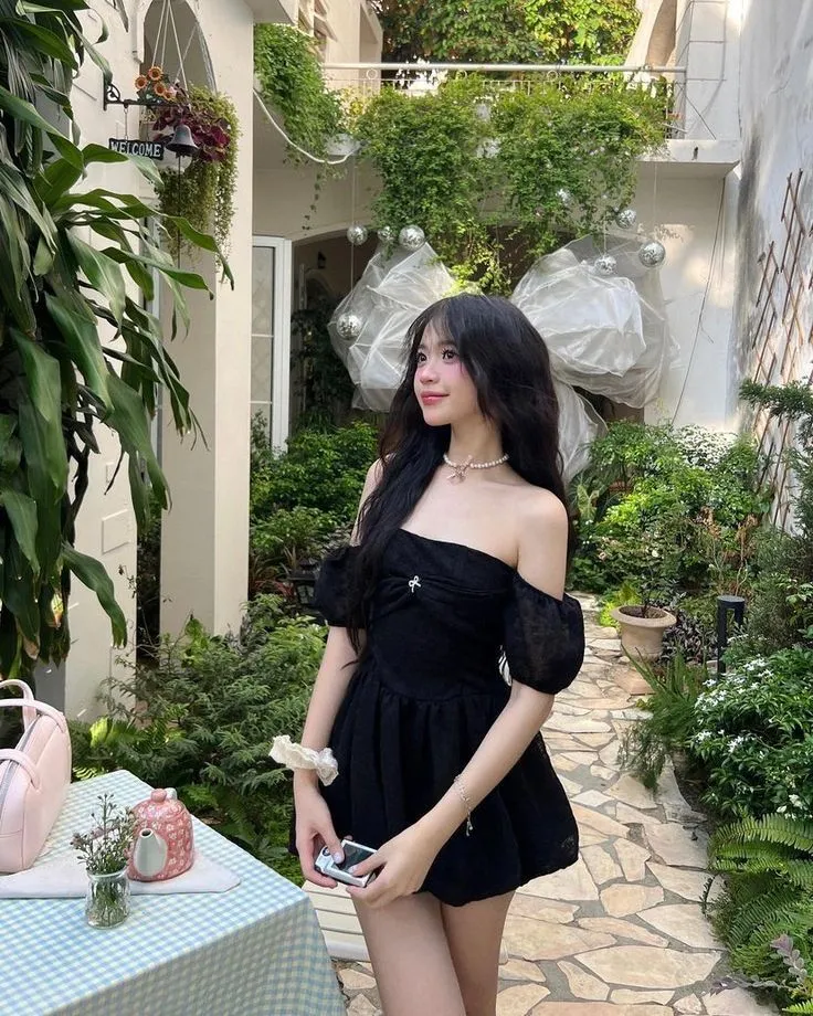 Gái xinh mặc áo trong suốt, thu hút ánh sáng với sự tinh tế thanh thoát