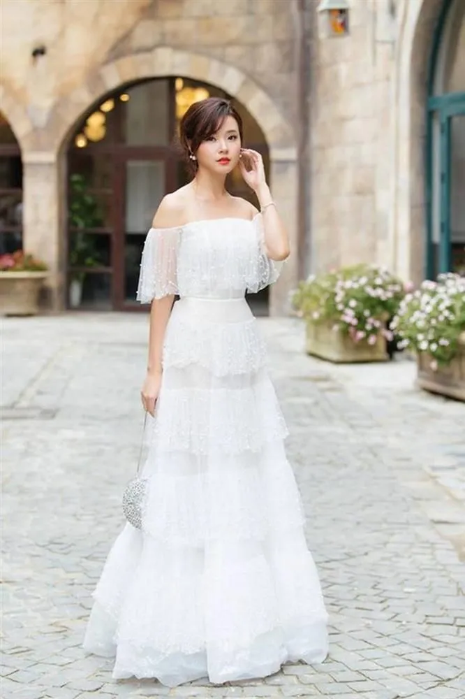 Che mặt gái xinh với váy trắng tạo nét bí ẩn và cuốn hút