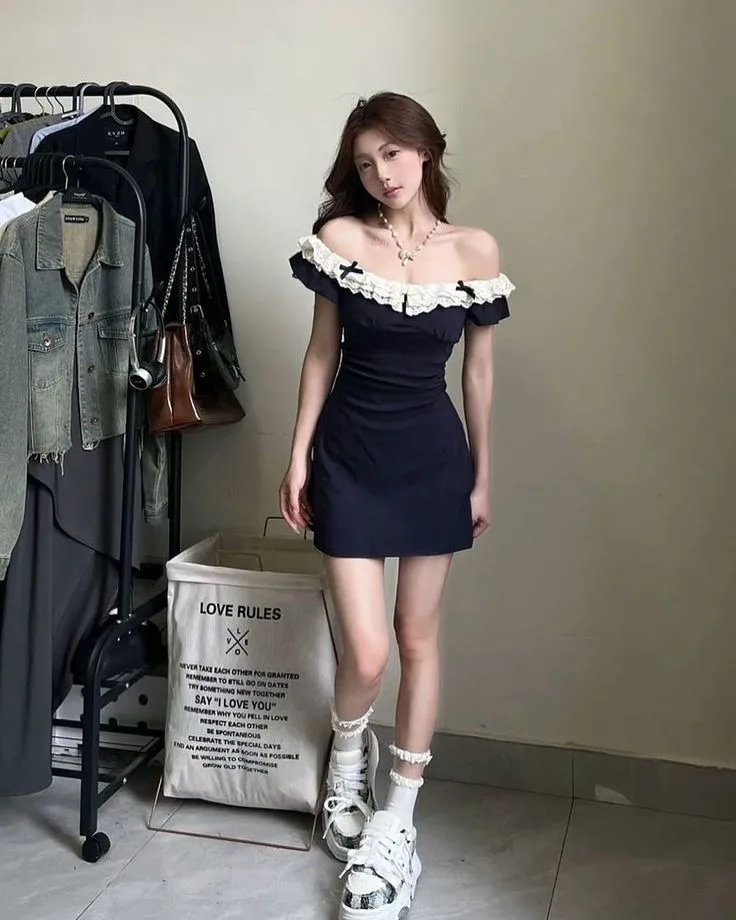 Gái xinh mặc áo lót, tỏa sáng với phong thái nhẹ nhàng và duyên dáng