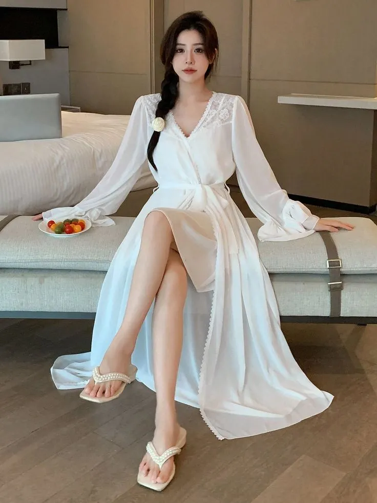 Váy trắng 2 dây mang đến vẻ đẹp nữ tính và cuốn hút