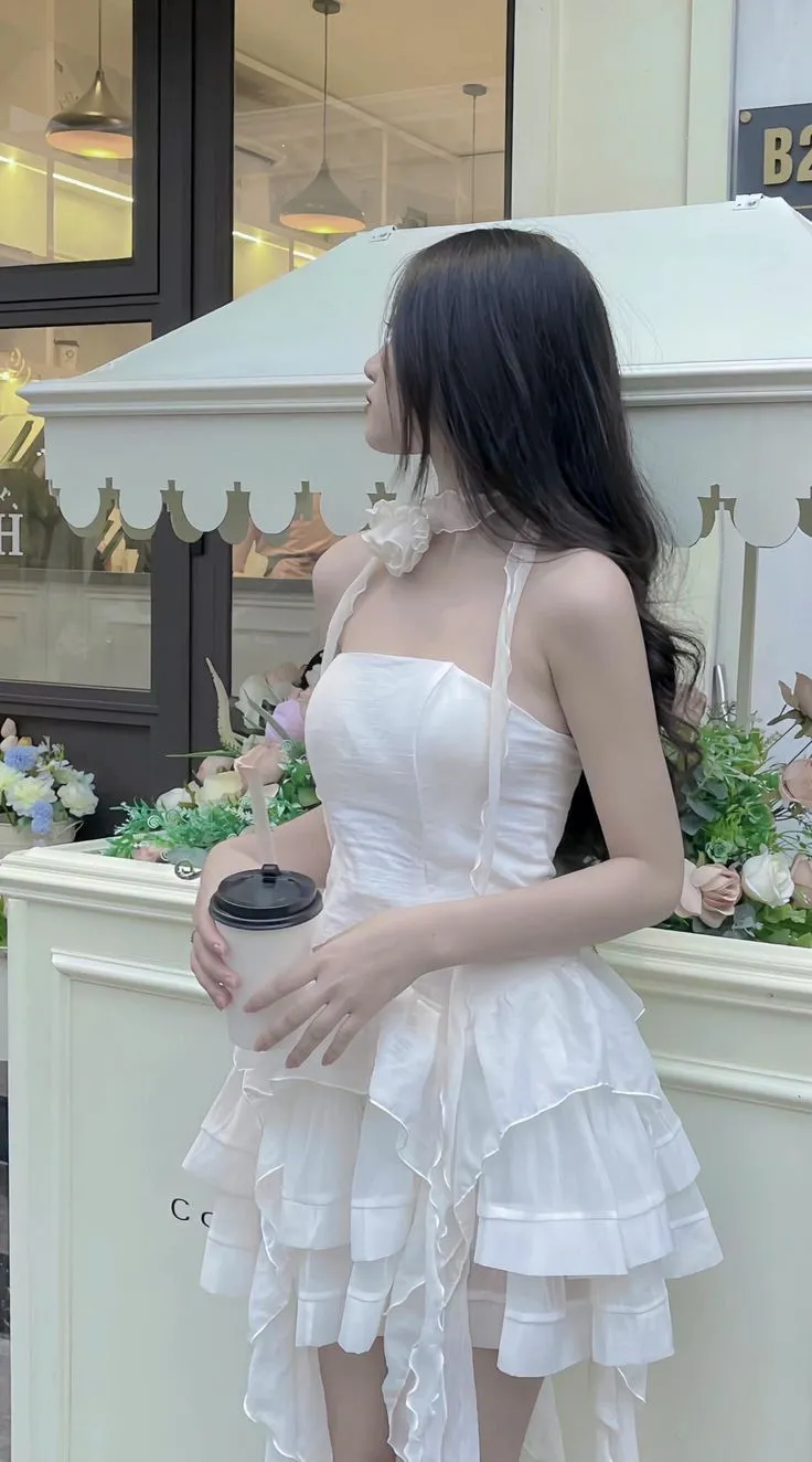 Váy trắng xinh đẹp cho nữ là biểu tượng của sự thanh lịch nhẹ nhàng