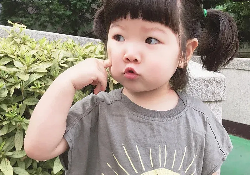Hình ảnh bé gái hoạt hình dễ thương với nét vẽ ngộ nghĩnh