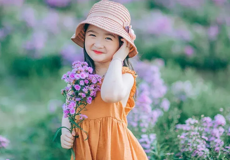 Ảnh bé gái mặc bikini ghi lại khoảnh khắc đáng yêu bên bờ biển