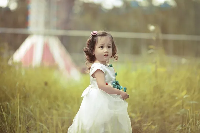Ảnh bé gái xinh đẹp thể hiện sự ngây thơ và đáng yêu tự nhiên