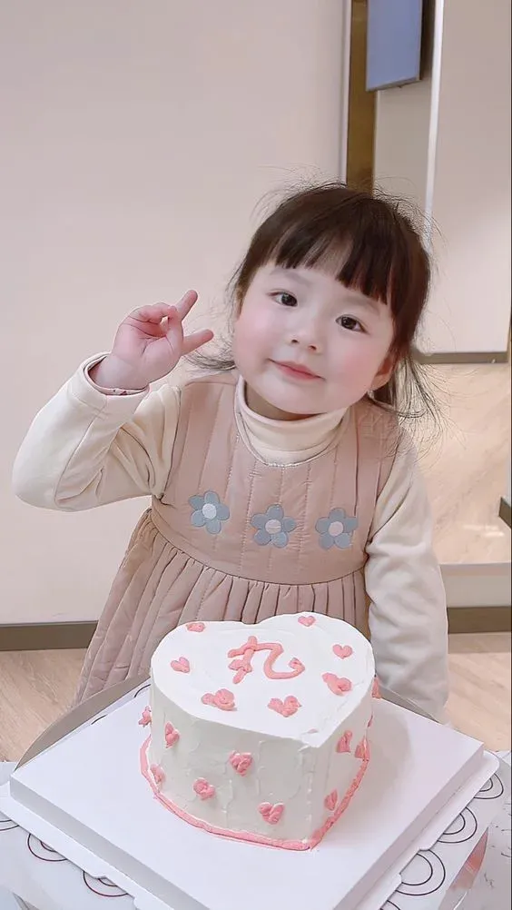 Ảnh bé gái 10 tuổi với nụ cười hồn nhiên và tươi sáng