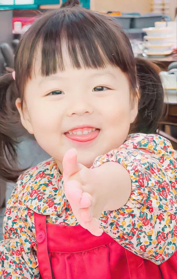 Ảnh bé gái 9 tuổi thể hiện nét đẹp ngây thơ và đáng yêu