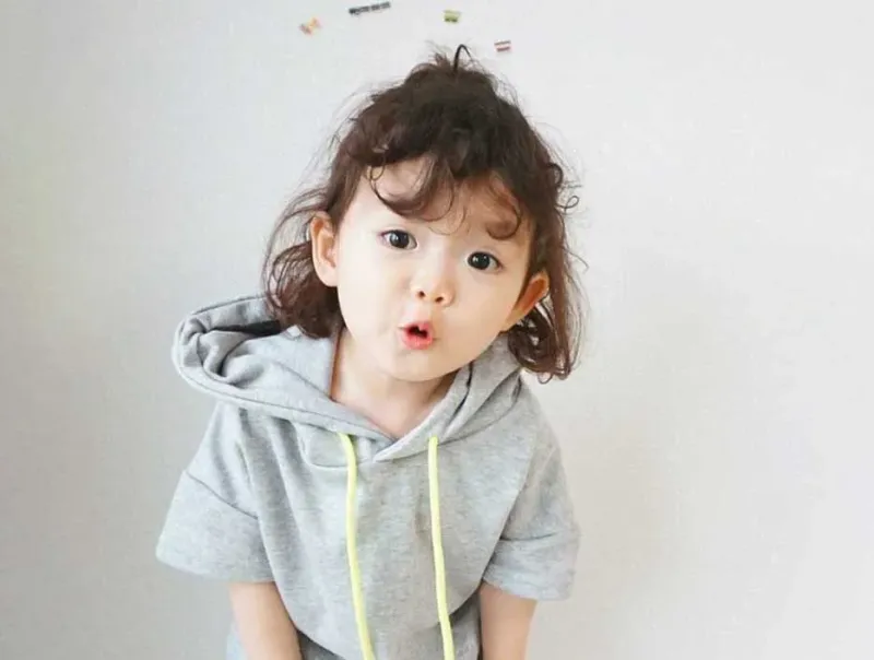 Ảnh bé gái đáng yêu Hàn Quốc với nét mặt tươi sáng và dễ thương