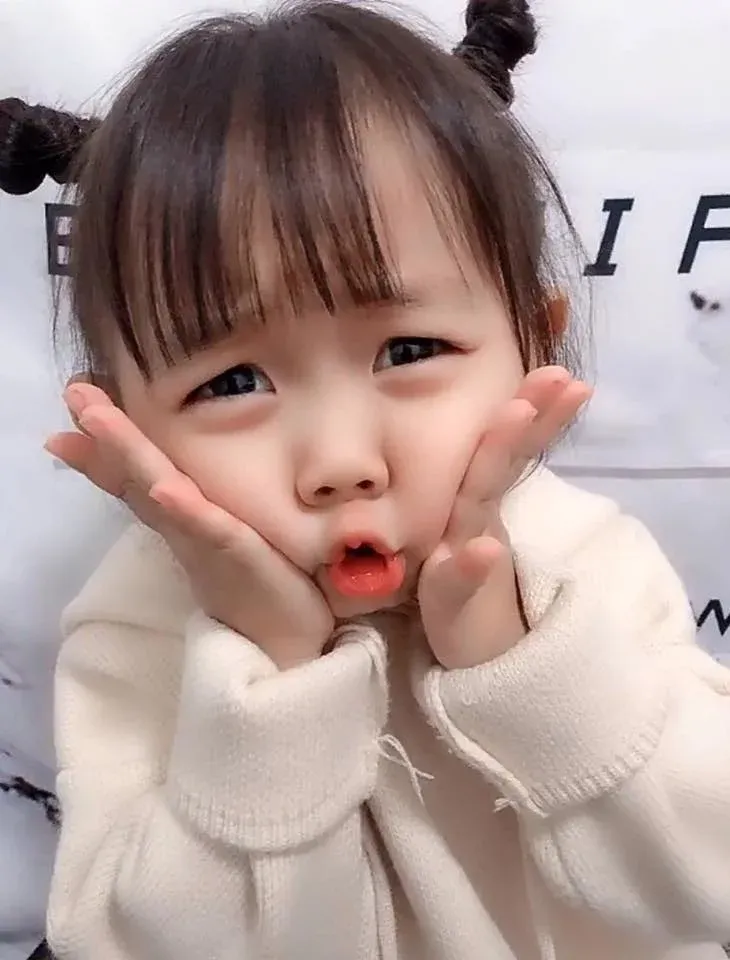 Ảnh em bé gái cute mang đến vẻ đáng yêu đầy sức sống