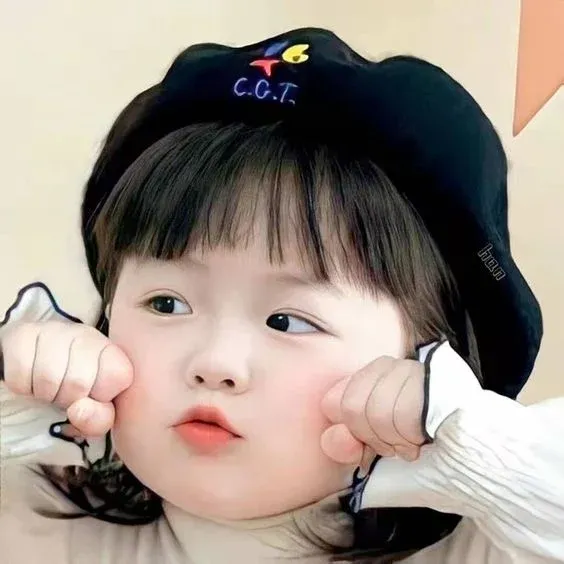 Ảnh bé gái cute Trung Quốc với biểu cảm tươi sáng và đáng yêu
