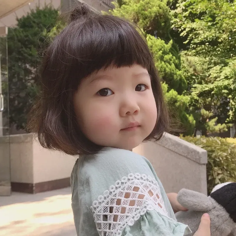Ảnh bé gái có má lúm đồng tiền tạo nên sự ngộ nghĩnh và dễ thương