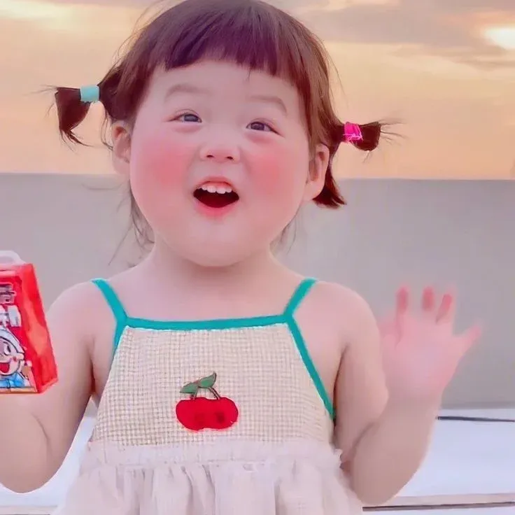Ảnh bé gái xinh đáng yêu thể hiện sự hồn nhiên và thu hút ánh nhìn