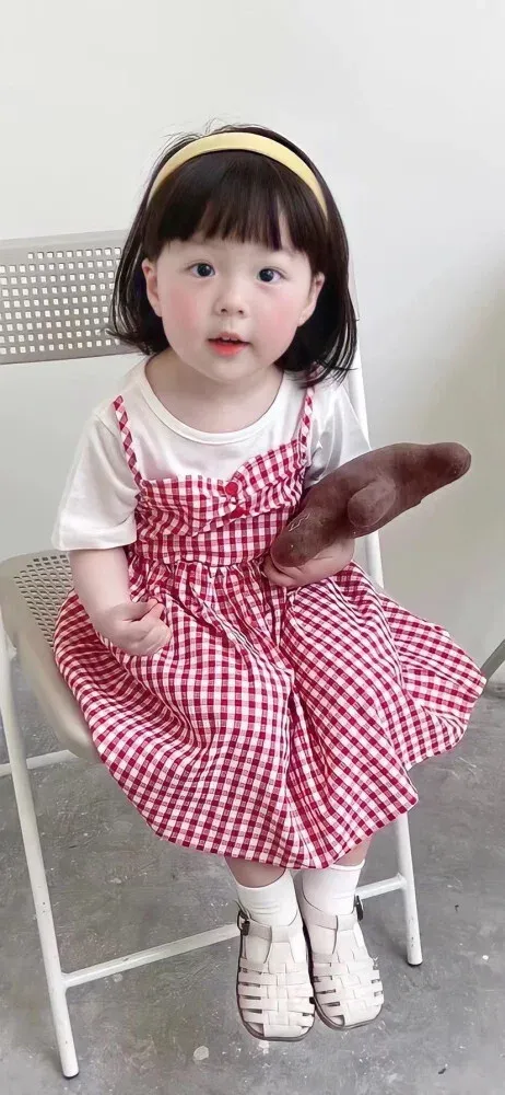 Ảnh mẹ và bé gái hoạt hình thể hiện sự dễ thương và sáng tạo