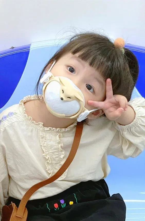 Chụp ảnh bé gái với khoảnh khắc tự nhiên và đáng yêu