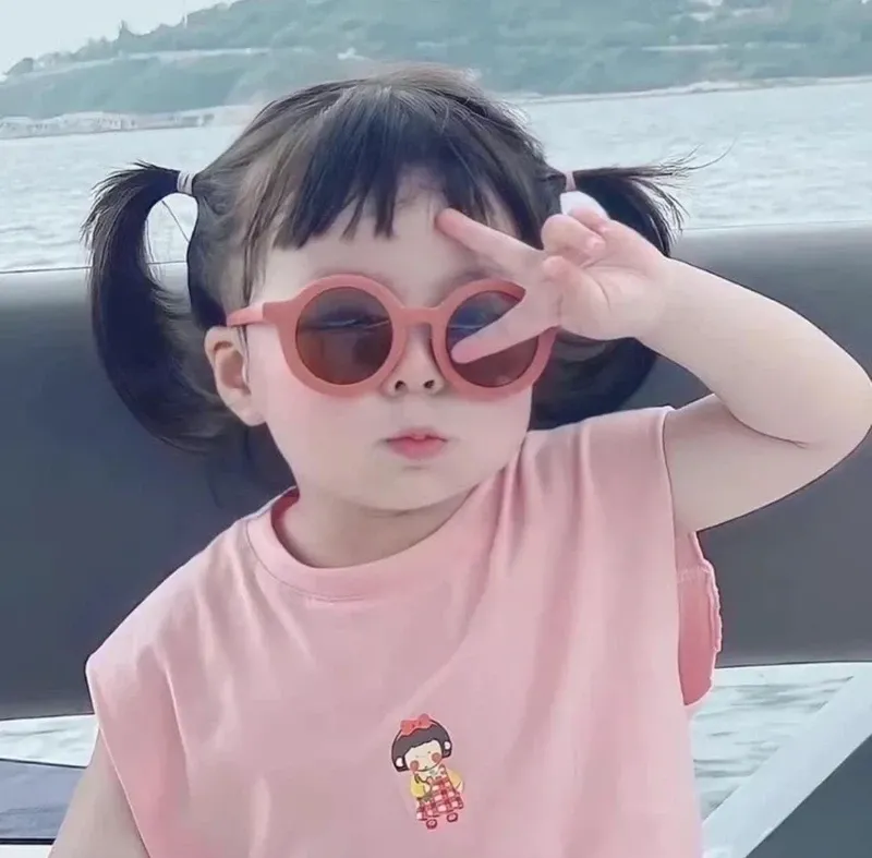 Hình ảnh bé gái béo phì thể hiện sự hồn nhiên và đáng yêu