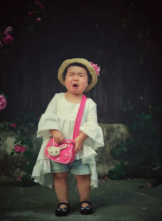Hình ảnh bé gái cười dễ thương mang đến niềm vui và sự ngộ nghĩnh