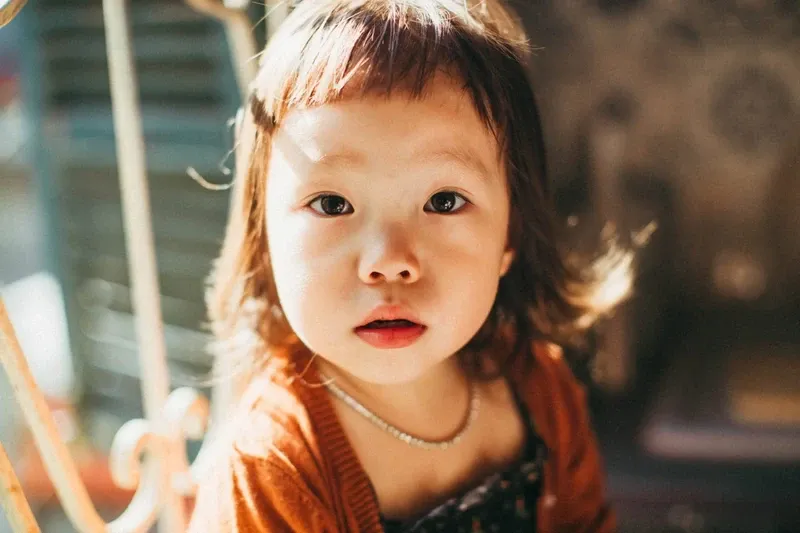 Hình ảnh bé gái dễ thương xinh đẹp ghi lại nét đáng yêu đầy cuốn hút