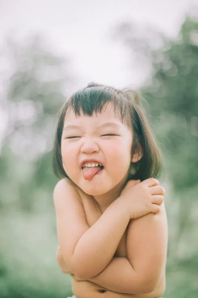 Ảnh bé gái 1 tuổi ghi lại khoảnh khắc hồn nhiên và đáng nhớ