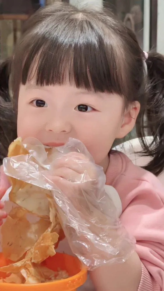 Gái Hàn Quốc ảnh em bé cute thể hiện sự ngộ nghĩnh và dễ thương