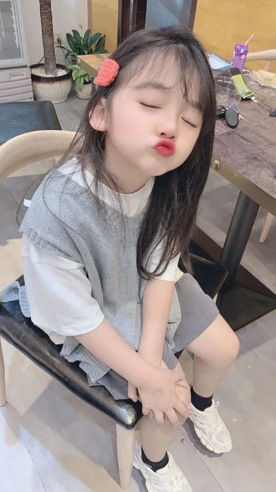 Hình ảnh bé gái sơ sinh dễ thương ghi lại nét hồn nhiên đầu đời