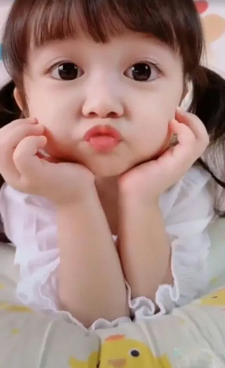 Hình ảnh bé gái sơ sinh xinh đẹp mang đến sự trong trẻo và đáng yêu