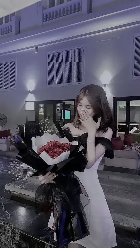 hình ảnh cô gái cầm hoa đẹp