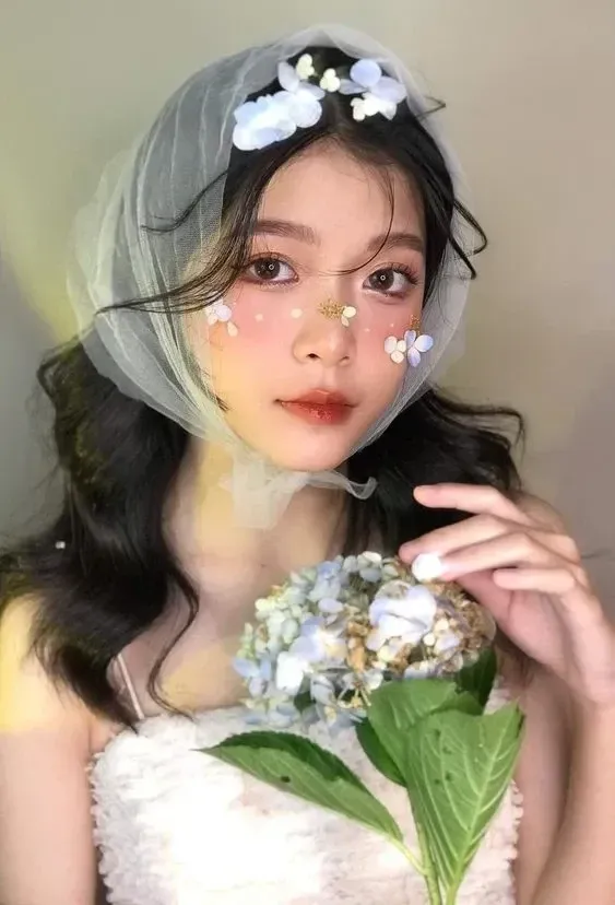 hình ảnh cô gái cầm hoa che mặt