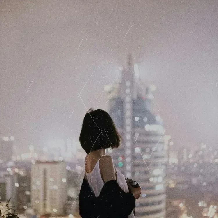 Hình ảnh con gái quay lưng với ánh sáng tự nhiên và góc nhìn tinh tế