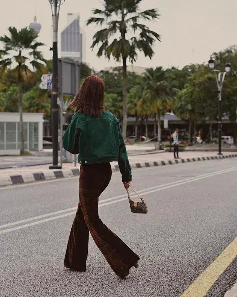 Hình ảnh cô gái quay lưng bước đi tạo cảm giác nhẹ nhàng và sâu sắc