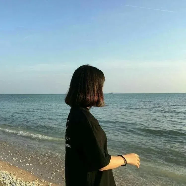 Hình ảnh cô gái tóc ngắn buồn quay lưng với nét cá tính và sâu sắc