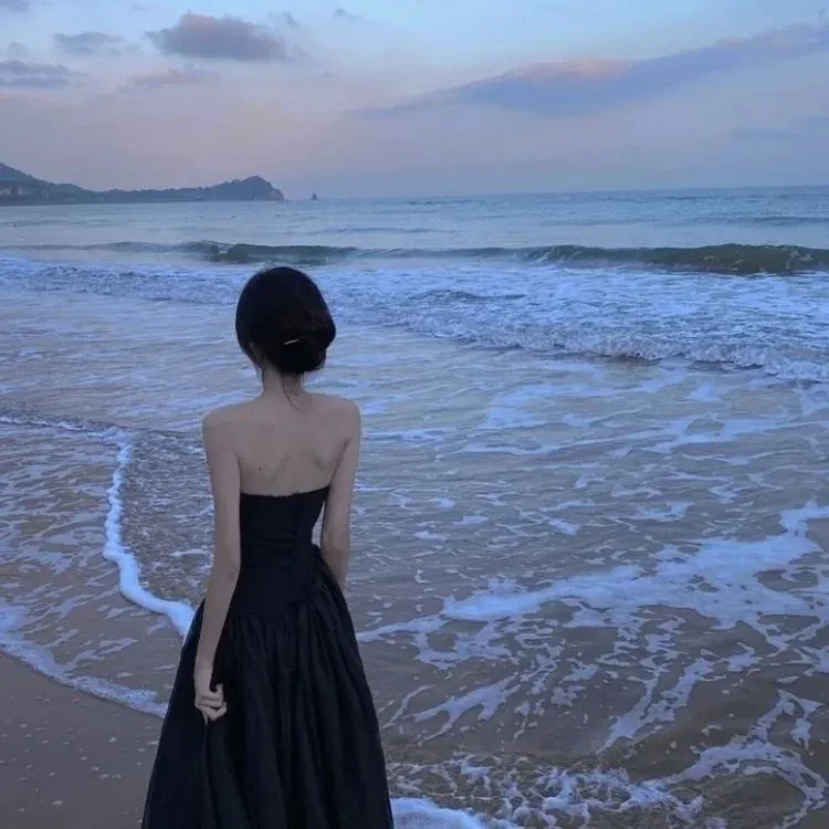 Ảnh cô gái quay lưng buồn tạo không khí trầm lắng và nhẹ nhàng