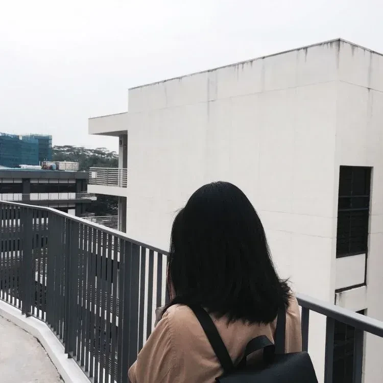 Ảnh cô gái quay lưng đẹp với bố cục hài hòa và cuốn hút ánh nhìn