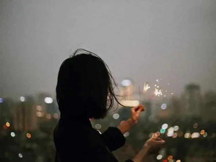 Hình ảnh cô gái buồn thể hiện cảm xúc trầm lắng và sâu lắng