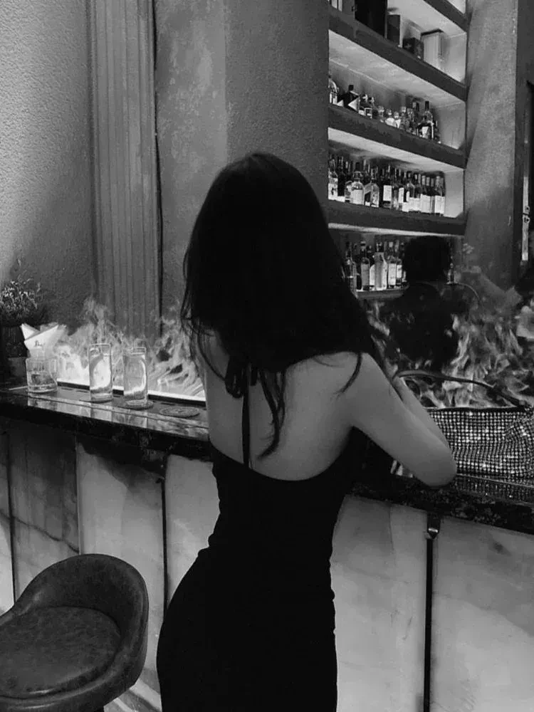 Hình con gái buồn đẹp mang đến vẻ trầm tư và sự cuốn hút nhẹ nhàng