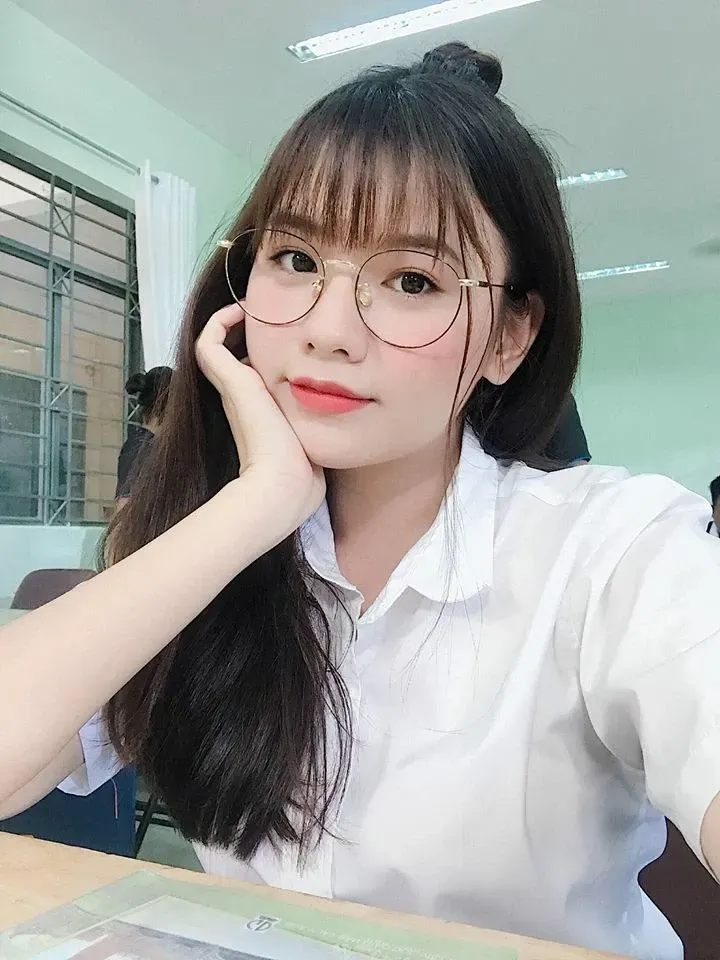 Hình ảnh gái xinh vú to, body chuẩn với gương mặt xinh