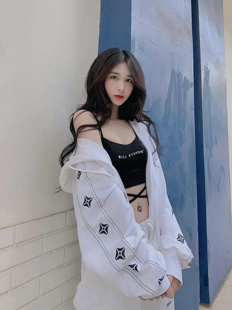 Ảnh gái xinh chân dài, thu hút mọi ánh nhìn với đôi chân thon dài