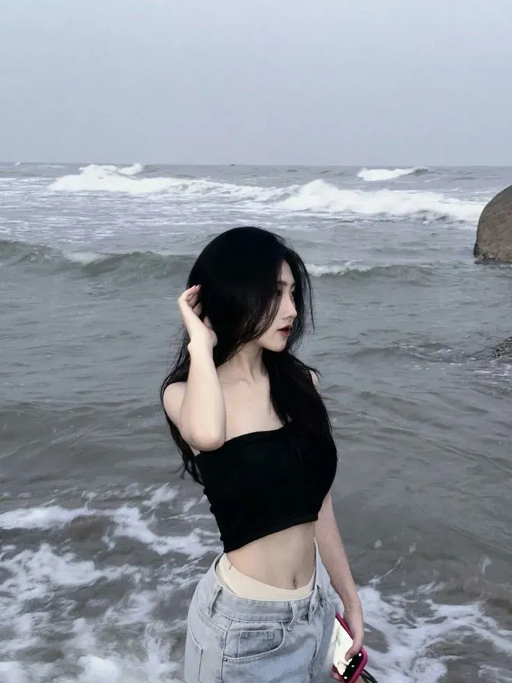 gái xinh mặc váy ngắn nhảy tiktok