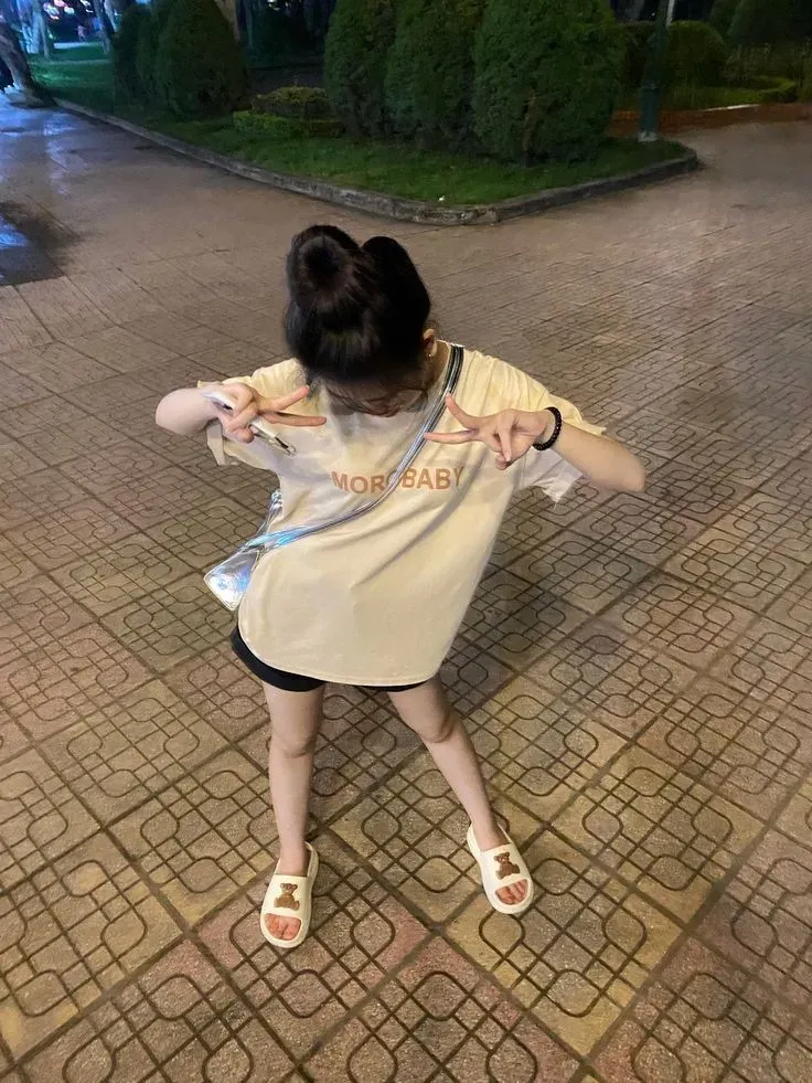 gái xinh mặc váy ngắn tiktok