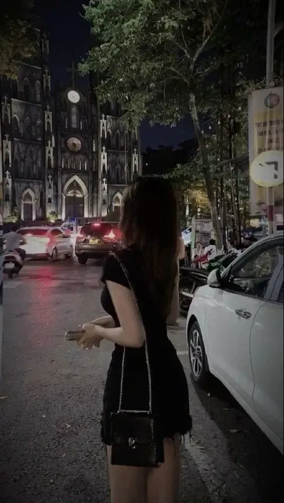gái xinh mặc váy ngắn
