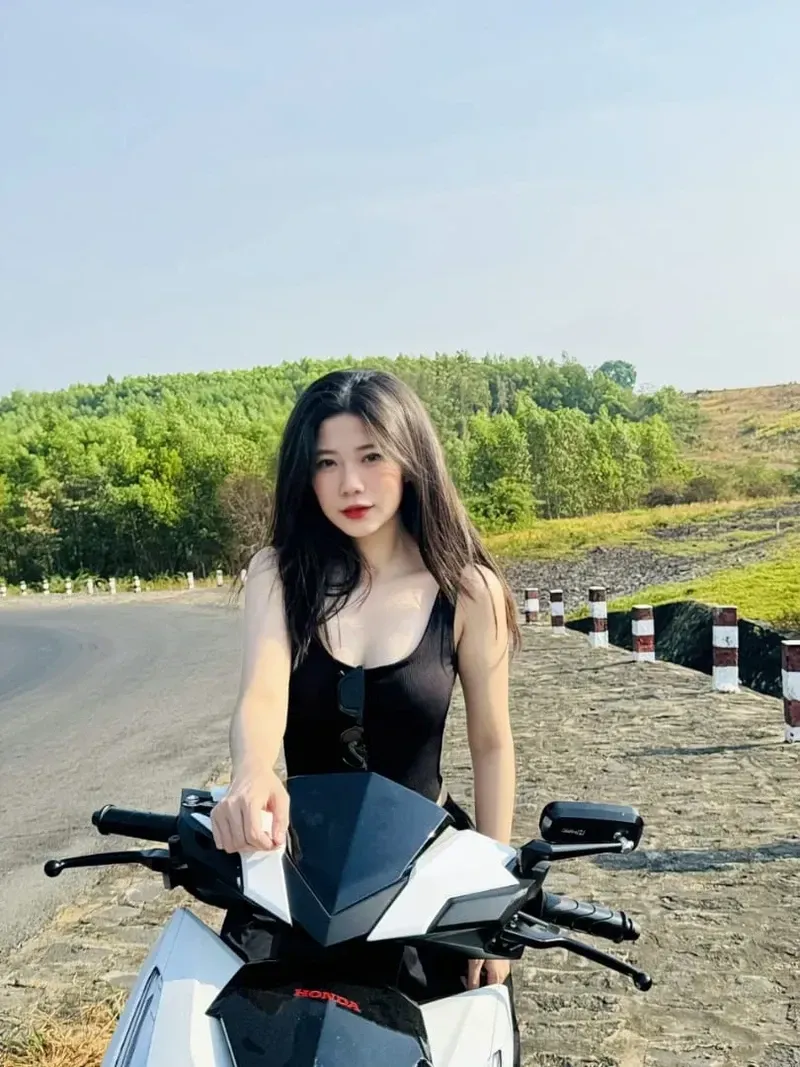 Gái xinh phố đi bộ mang đến sự thanh lịch và quyến rũ