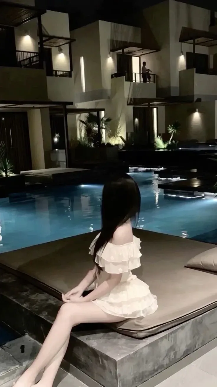 váy ngắn xinh đẹp đeo kính