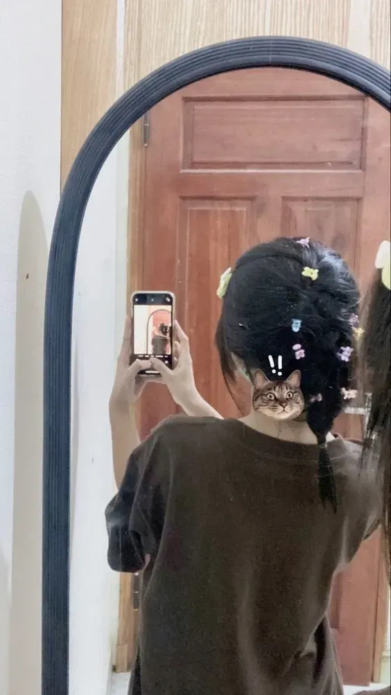 gái xinh che mặt tóc ngắn