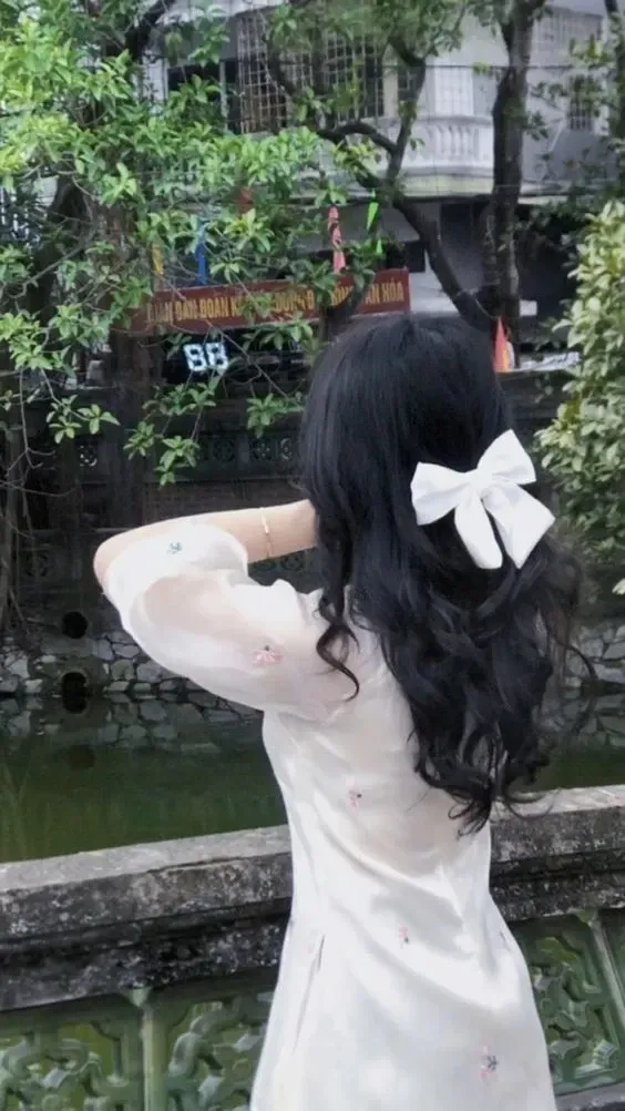 hình con gái chế mặt