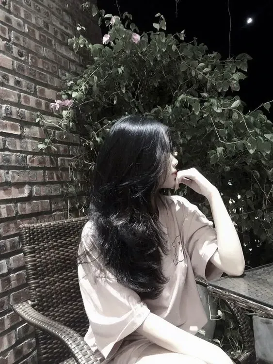 Ảnh gái xinh che mặt bằng điện thoại mang đến vẻ thu hút và cuốn hút