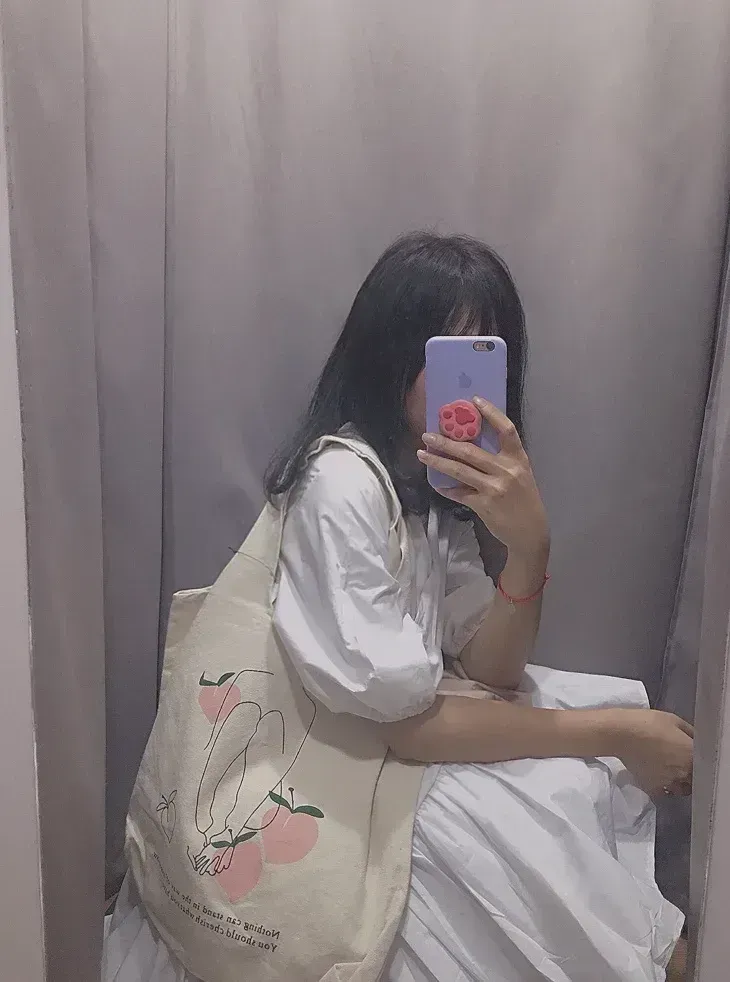 Gái cute che mặt mang đến vẻ đáng yêu và dễ mến