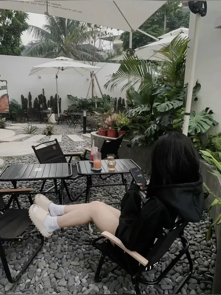 Gái cute che mặt với vẻ đẹp tự nhiên, thu hút và dễ thương